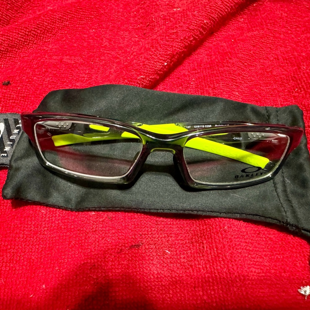 Oakley Crosslink in Smoke Gray